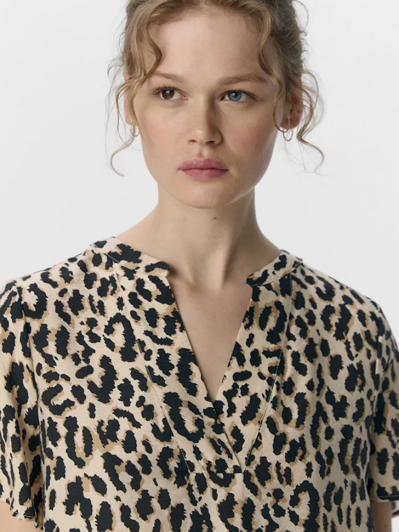 Object Blusen*OBJKARINA S/S RE V-NECK TOP NOOS sandshell3