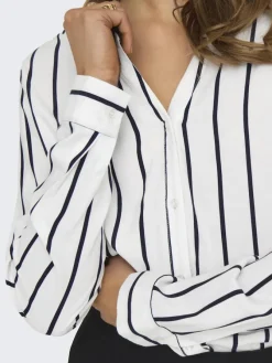 Only Blusen*ONLGUSTA LIFE L/S SHIRT PTM Cloud Dancer-Night sky ocean s