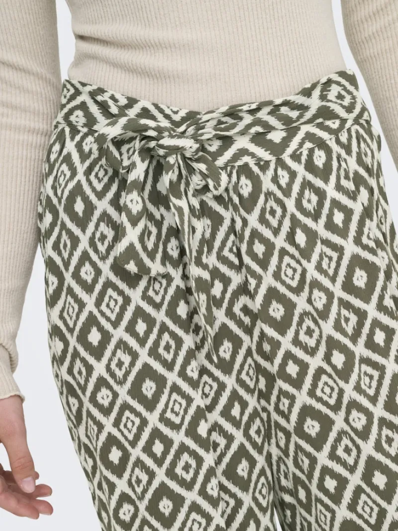 Only Hosen*ONLPAKJA LIFE AOP BELT PANTS WVN NOOS Balsam Green