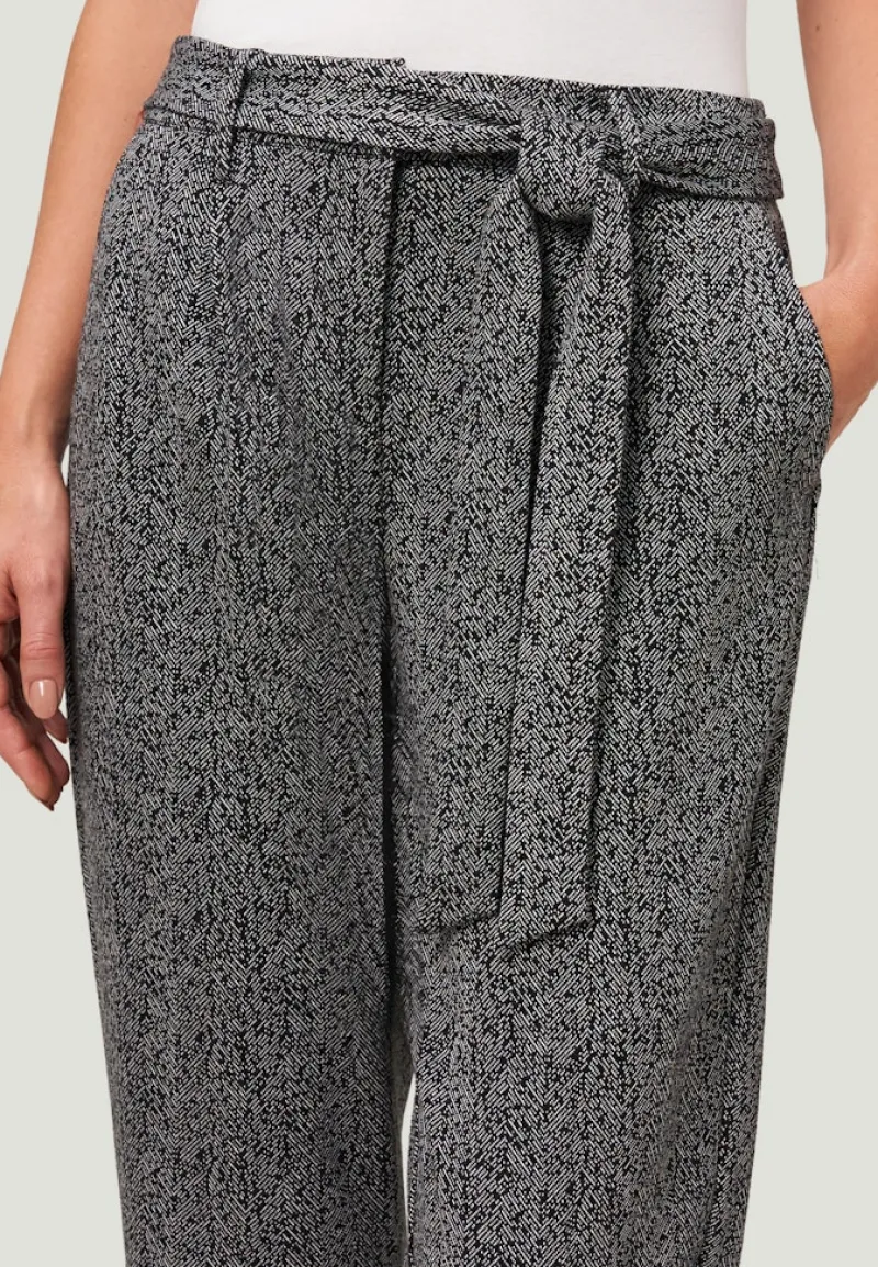 Zero Hosen*Stoffhose Herringbone mit Bindegürtel 28 Inch blackcream